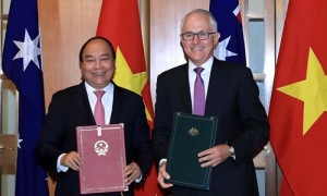 Thủ tướng Nguyễn Xuân Phúc và Thủ tướng Malcolm Turnbull ký Tuyên bố chung về thiết lập quan hệ Đối tác chiến lược giữa Chính phủ Việt Nam và Australia. Ảnh: VGP/Quang Hiếu