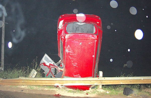 Nghệ An: Xe con dựng đứng lên trời sau tai nạn, tài xế tử vong