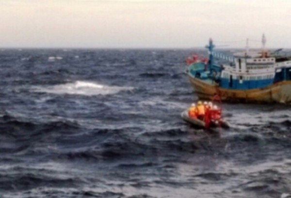 Dù sóng to, gió lớn, nhưng lực lượng cứu hộ cứu nạn địa phương đã nỗ lực tìm kiếm các thuyền viên mất tích. (Ảnh minh họa)