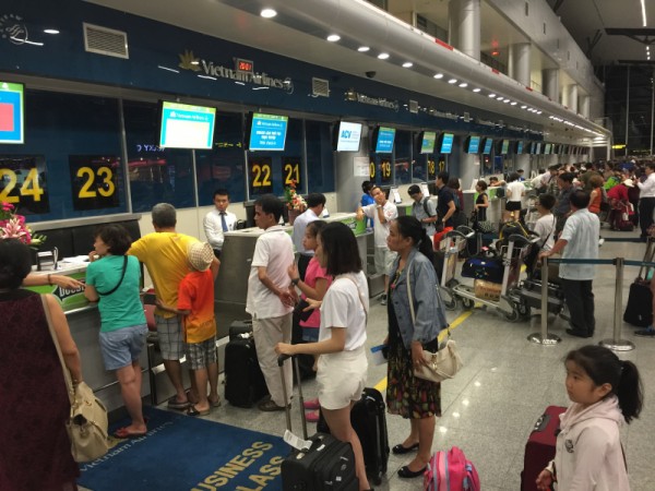 Hãng HK đồng loạt tăng giá vé máy bay cho trẻ em. Giá dịch vụ tại cảng hàng không cũng tăng theo lộ trình