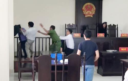 Ông Nguyễn Văn Hiền đấm vào mặt kiểm sát viên tại phòng xử án TAND huyện Bình Chánh, TP HCM  Ảnh: LÊ PHONG