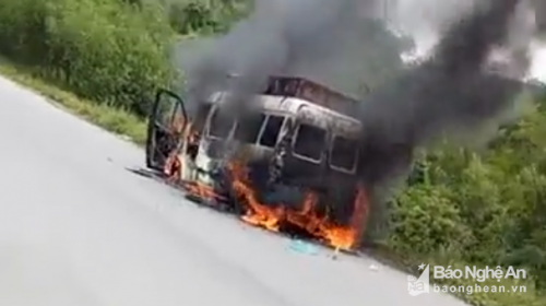 Do địa điểm xe bốc cháy ở khu vực xa khu dân cư nên ngọn lửa đã thiêu rụi hoàn toàn chiếc xe. Ảnh cắt từ clip