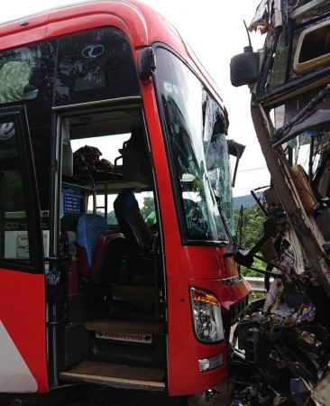 Lại tai nạn ở Quảng Nam, 2 xe giường nằm đối đầu vỡ nát