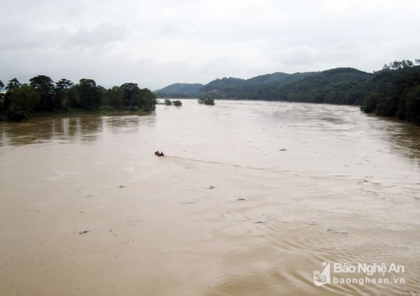 Hàng chục người đội mưa, quây giữa dòng nước lũ tìm đôi vợ chồng mất tích trên sông Lam