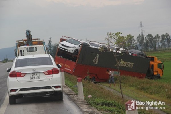 Nghệ An: Xe tải chở 7 ô tô con lao xuống ruộng trên đường tránh Vinh