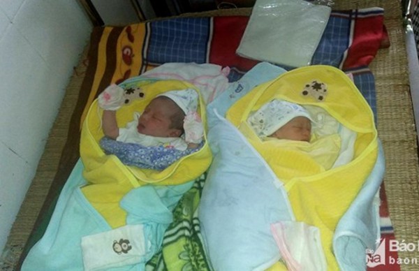 Hai bé gái khỏe mạnh đang được theo dõi tại Trung tâm Y tế huyện Quế Phong. Ảnh: H.C