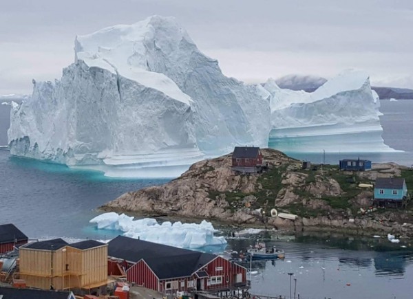 Tảng băng trôi được cho là cao đến trăm mét đang lửng lờ ngoài biển sát cạnh khu dân cư Innaarsuit thuộc Greenland - Ảnh: REUTERS