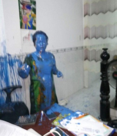 Bà Vũ Thị Phương Chi - GĐ một doanh nghiệp ở Nha Trang bị hắt sơn vào người.