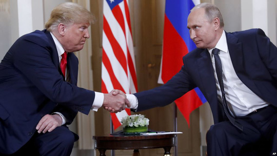Tổng thống Donald Trump gặp người đồng cấp Nga Putin. Ảnh: AP