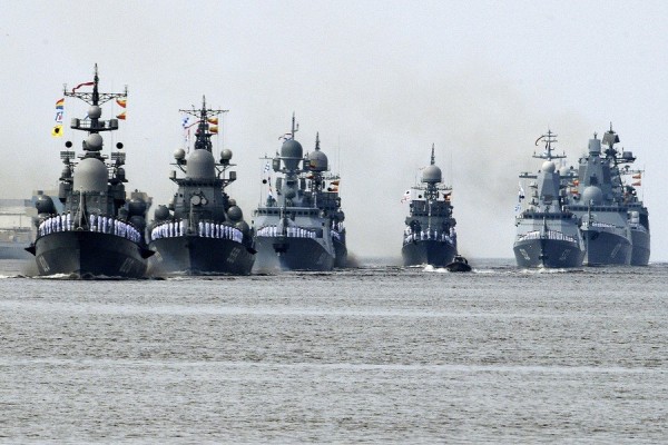 Tàu chiến ùn ùn kéo về 'quê nhà' của Putin