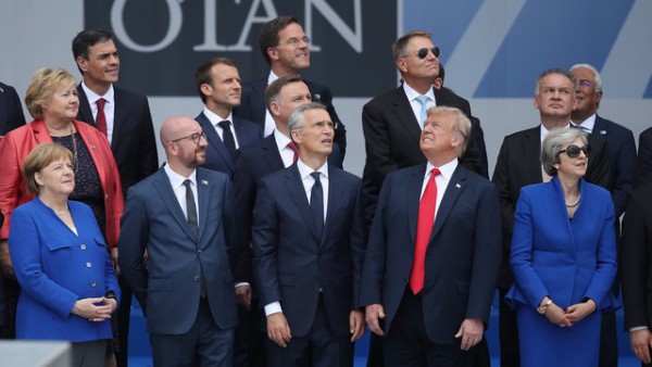 Bức ảnh "gây sốt" chụp Tổng thống Trump và lãnh đạo các nước thành viên NATO (Ảnh: Getty)