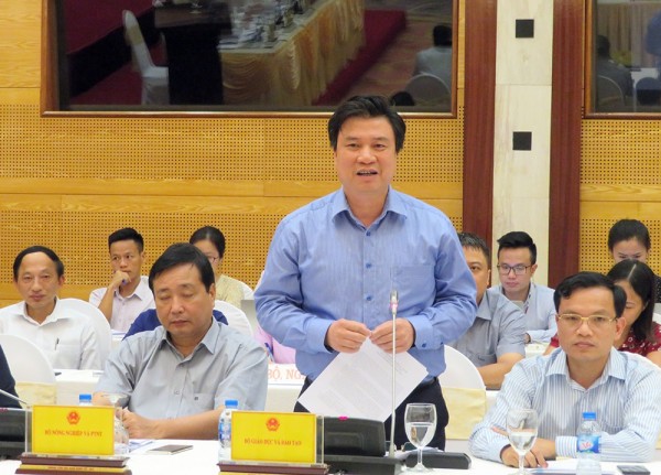 Thứ trưởng Bộ Giáo dục và Đào tạo Nguyễn Hữu Độ trả lời báo chí tại buổi họp báo thường kỳ Chính phủ