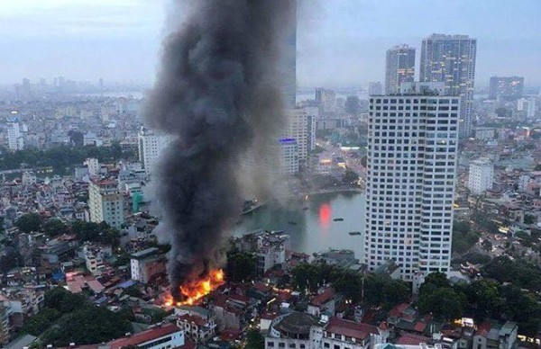 Lửa cháy lan 10 căn nhà ở Hà Nội, cột khói bốc cao hàng chục mét