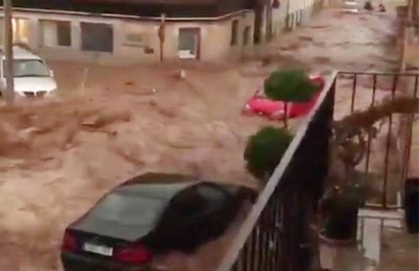 Lũ lớn càn quét đảo Mallorca, Tây Ban Nha: Ít nhất 5 người chết,...