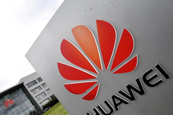 Gói hàng Huawei gửi từ Việt Nam đã bị chuyển hướng về Mỹ. ẢNH: AFP