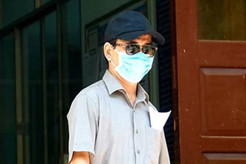 Ông Nguyễn Hữu Linh bịt kín mặt tới tòa nhận quyết định vụ dâm ô...
