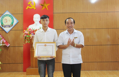 Hà Tĩnh: Giám đốc Sở GD&ĐT tặng giấy khen cho nam sinh dũng cảm...