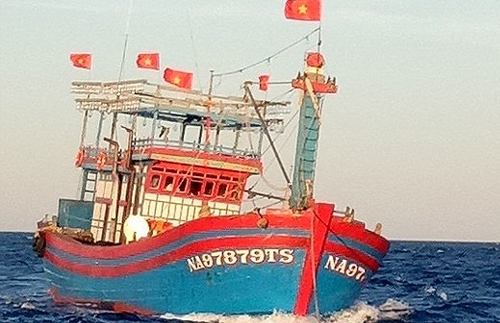 Lai dắt tàu cá cùng 17 ngư dân Nghệ An vào bờ an toàn