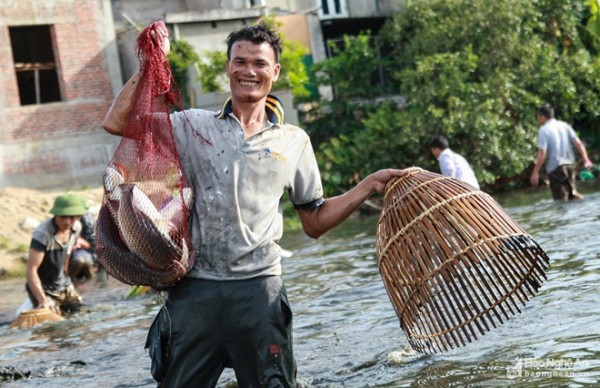 'Nơm thủ' ở Nghệ An bắt hàng tấn cá trong 2 giờ đồng hồ