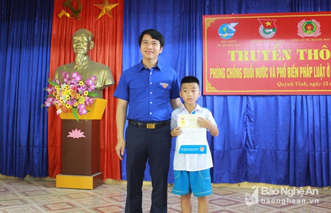 Cứu người đuối nước, cậu bé lớp 5 ở Nghệ An được tặng Huy hiệu...