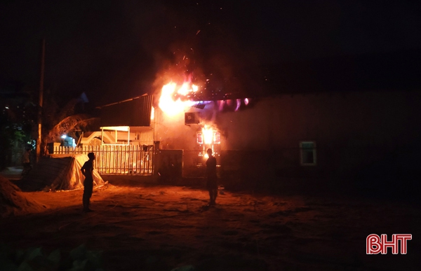 Cháy nhà dân trong đêm ở thành phố Hà Tĩnh