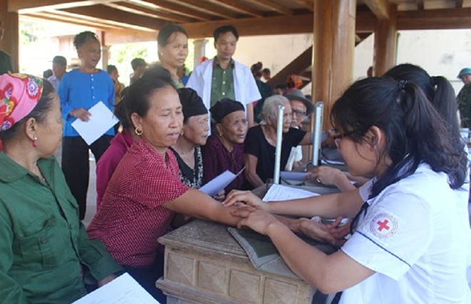 Người dân ở vùng cao biên giới huyện Anh Sơn được khám bệnh và cấp phát thuốc miễn phí (Ảnh: Thái Hiền)