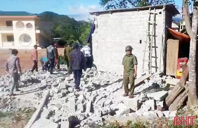 Các lực lượng cưỡng chế, tháo dỡ căn nhà ông Nguyễn Văn Thiêm xây dựng trái phép trên đất của Trường Mầm non Hương Lâm