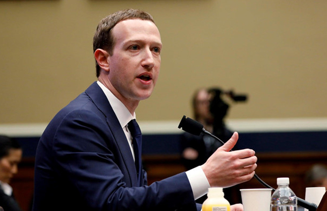 Nhà sáng lập Facebook Mark Zuckerberg trong một buổi điều trần tại Thượng viện Mỹ sau vụ bê bối Cambridge Analytica. Ảnh: AP.