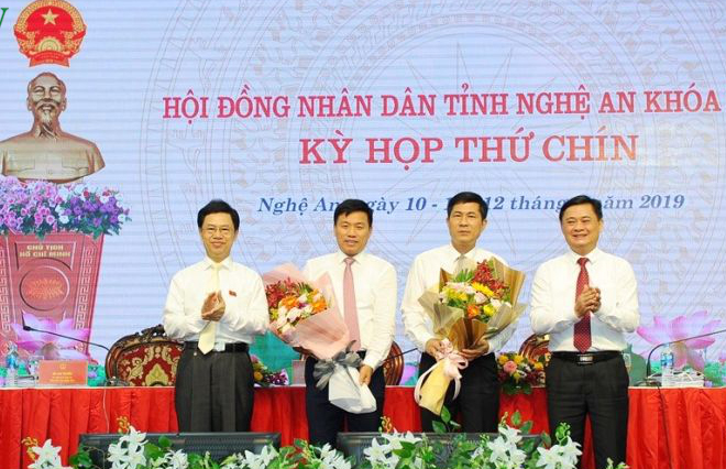 Hai Ủy viên mới được bầu bổ sung (Ông Thái Văn Thành thứ 2 trái qua và ông Hoàng Phú Hiền thứ 3 trái qua).