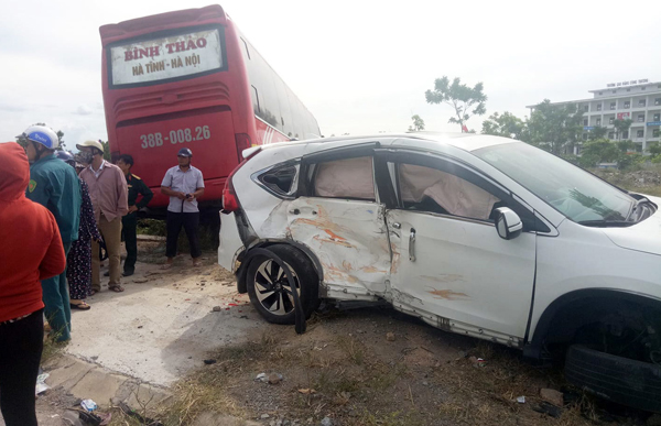 Hà Tĩnh: Xe khách lùa CRV lên vỉa hè, 2 người bị thương