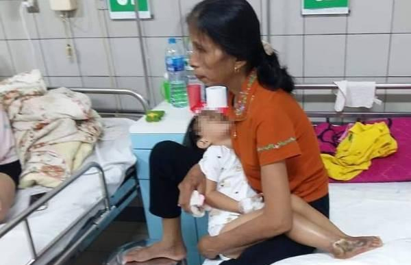 Hà Tĩnh: Rắn hổ mang chui dưới ghế cắn bé 2 tuổi trọng thương