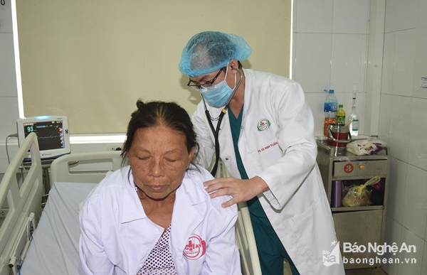 Sau quá trình điều trị, sức khỏe bệnh nhân Đặng Thị Trường đã ổn định; được chuyển gửi sàng lọc máu tại Biện viện Giao thông Vận tải Vinh. Ảnh: Thành Chung