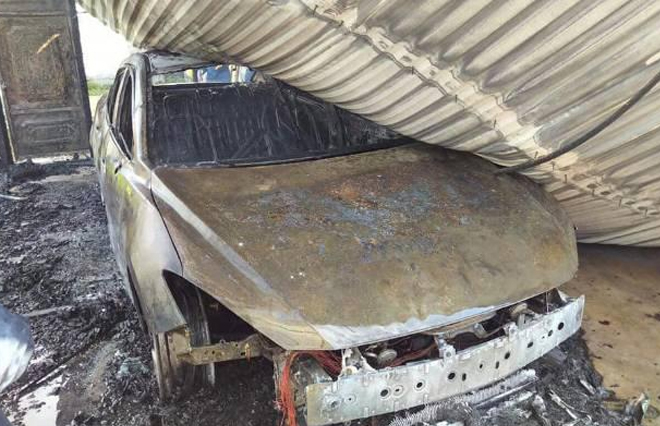 Hà Tĩnh: Xe hơi bị cháy rụi trong gara gia đình