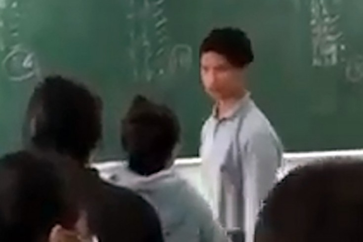 Cảnh thầy giáo với nữ sinh trò chuyện trong lớp học THPT tại Khánh Hòa. Ảnh: MXH.