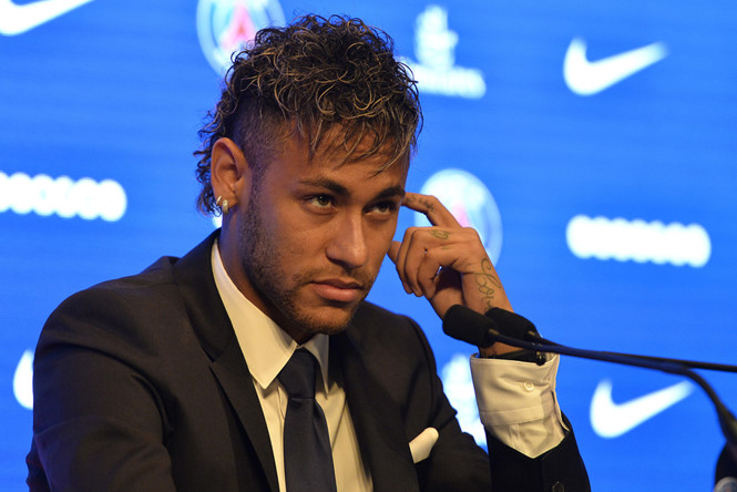 Neymar đang phải đối mặt với vụ kiện từ phía Barcelona