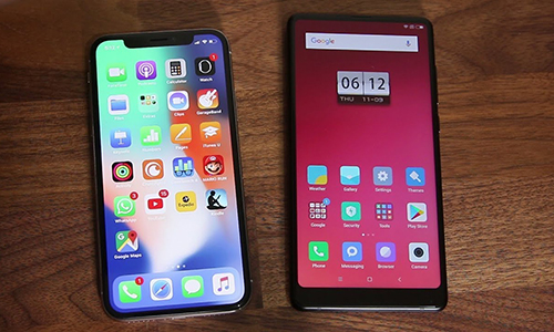 iPhone X và một mẫu smartphone Trung Quốc.