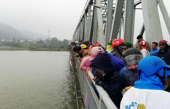 Người dân tập trung trên cầu Bến Thủy để theo dõi lực lượng chức năng tìm kiếm nạn nhân.