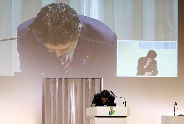 Thủ tướng Nhật Bản xin lỗi sau bê bối của vợ
