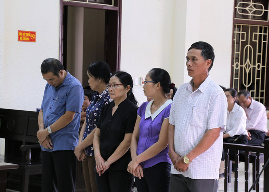 5 cán bộ Trung tâm Giống cây trồng vật nuôi Quảng Trị bị truy tố tại tòa - Ảnh: Hoàng Lê