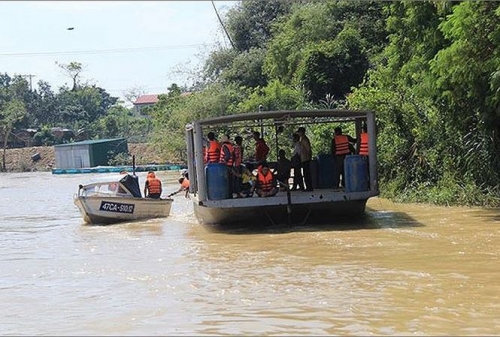 Huy động lực lượng tìm kiếm cặp vợ chồng mất tích trên sông Lam