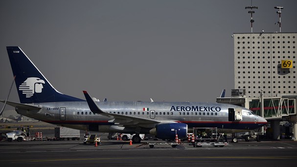 Một máy bay của hãng Aeromexico trên đường băng tại Cảng hàng không Quốc tế Mexico City. Ảnh: AFP