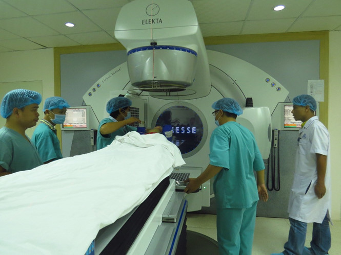 Tiến hành kỹ thuật xạ trị bằng máy gia tốc Elekta Axesse thứ 2 để điều trị ung thư tại Bệnh viện Trung ương Huế