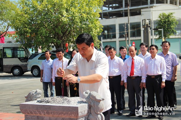 Bí thư Tỉnh ủy Nguyễn Đắc Vinh và các đồng chí lãnh đạo tỉnh dâng hương tưởng niệm các anh hùng liệt sỹ
