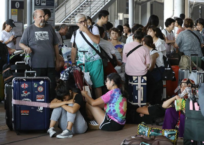 Hành khách bị cô lập tại sân bay Kansai vì bão Jebi