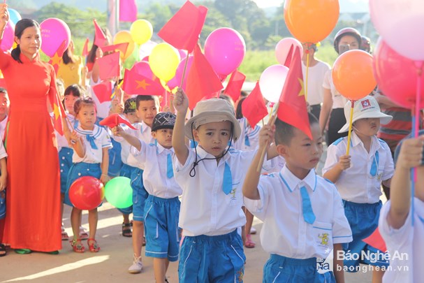 Học sinh Trường Tiểu học thị trấn Con Cuông hân hoan chào đón lễ khai giảng