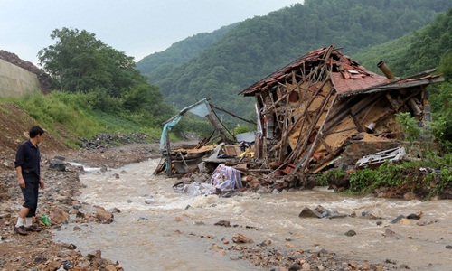 Lũ lụt hoành hành Triều Tiên, 76 người chết