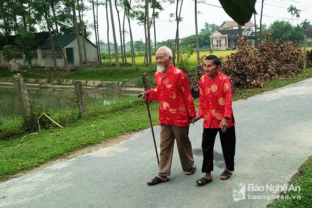 Mặc dù đã 90 tuổi, nhưng sáng nào hai cụ cũng cùng nhau đi bộ, thăm hàng xóm, láng giềng