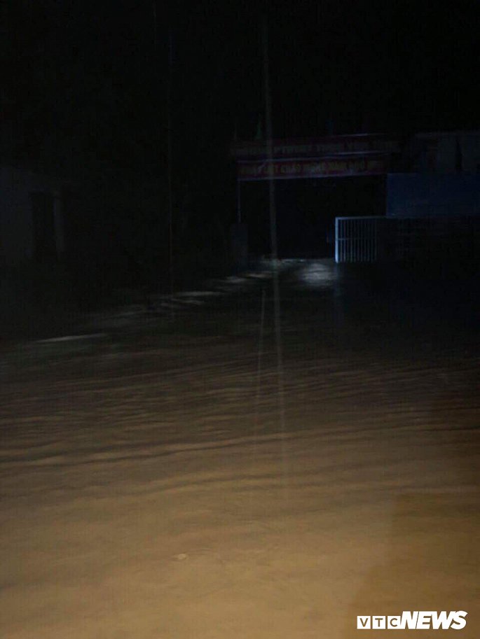 Nước lũ ồ ạt đổ về xã Yên Tĩnh trong đêm 17 9