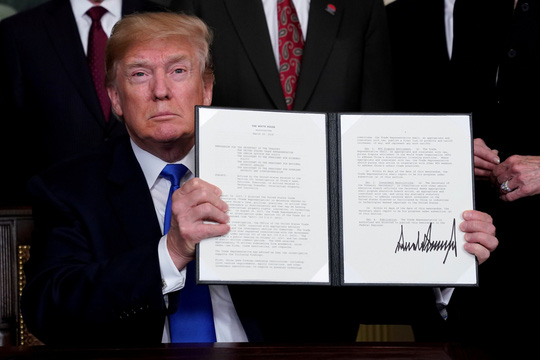 Tổng thống Mỹ Donald Trump ký bản ghi nhớ về thuế quan tài sản trí tuệ đối với hàng hóa công nghệ cao từ Trung Quốc hồi tháng 3