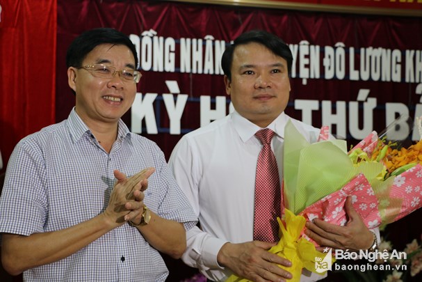 Phó Bí thư Tỉnh ủy Nguyễn Văn Thông tặng hoa chúc mừng đồng chí Phùng Thành Vinh